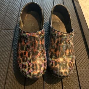 Dansko XP 2.0 Purple Leopard Patent Leather Clogs size 39. SF/PF home .